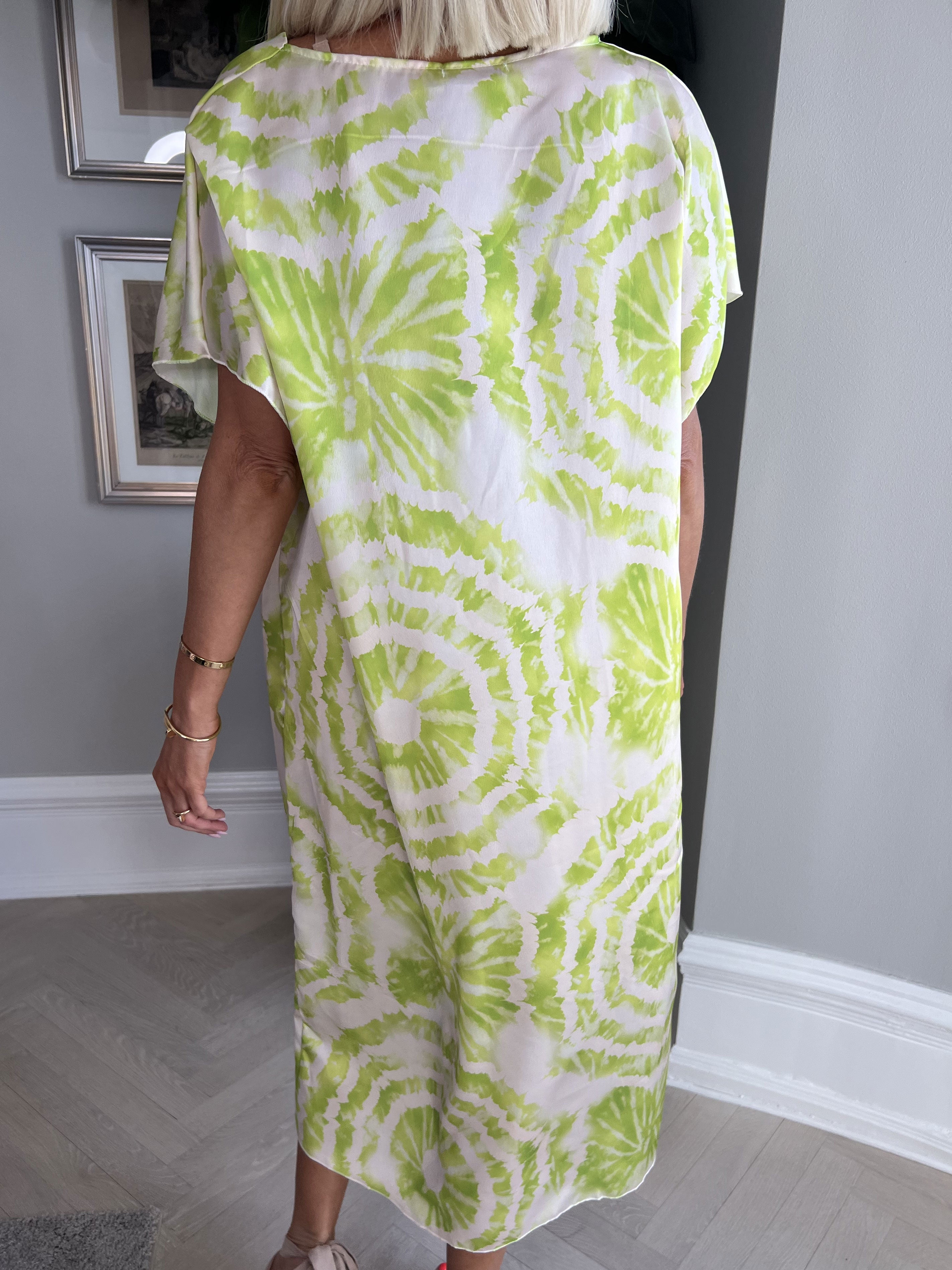 Juno Batik - Sød kjole i batikmønster med knude ved brystet